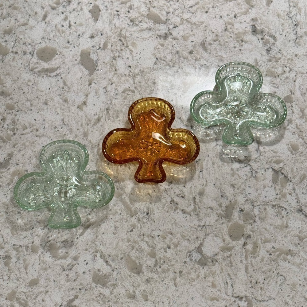 VINTAGE~INDIANA GLASS~SHAMROCK DESIGN~BRIDGE NUT/MINT DISH~AMBER/MINT COLOR~G21